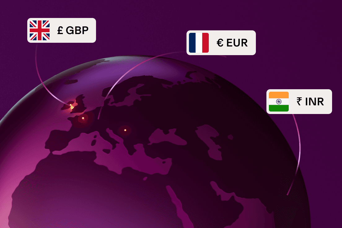 Violetter Globus mit Europakarte und Währungssymbolen für Britisches Pfund, Euro und Indische Rupie, jeweils verbunden mit den Herkunftsregionen.