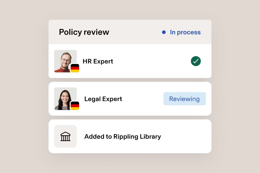 Bildschirm der Richtlinienüberprüfung, der zeigt, dass ein HR-Experte die Genehmigung erteilt hat, ein Rechtsexperte die Überprüfung vornimmt und ein Dokument zur Rippling-Bibliothek hinzugefügt wurde.